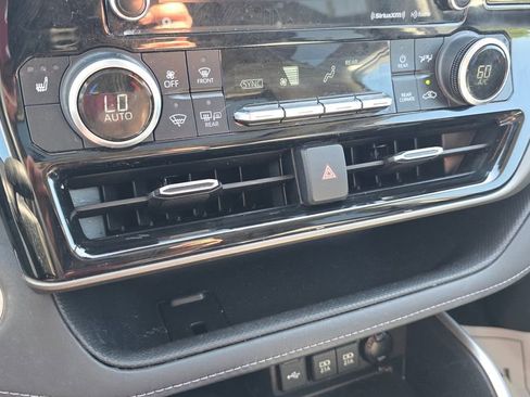 Used 2021 Toyota Highlander XLE AWD/4WD image 18