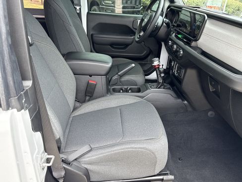 Used 2025 Jeep Wrangler Sport S image 13