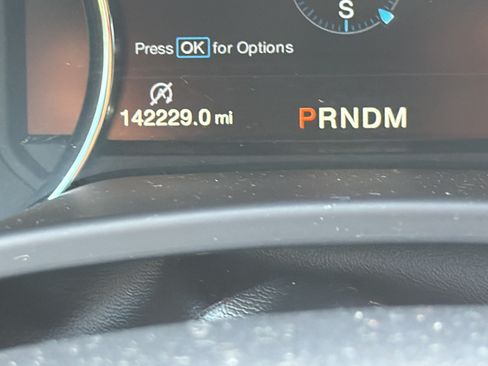 Used 2018 Ford F150 Platinum w/ Equipment Group 701A Luxury AWD/4WD image 31