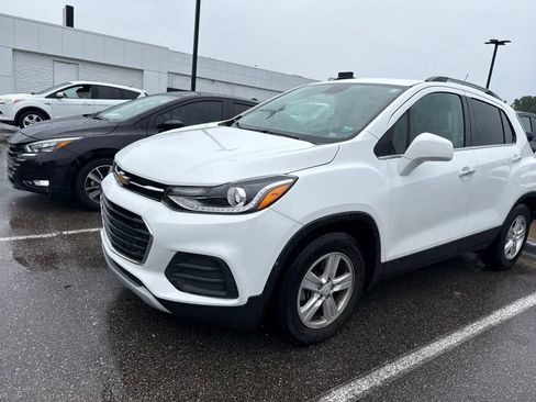 Used 2019 Chevrolet Trax LT w/ LT Convenience Package FWD image 3