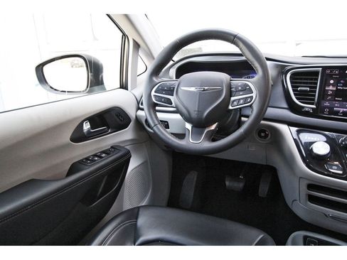 Used 2023 Chrysler Pacifica Touring-L FWD image 8