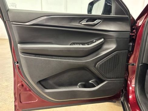 Used 2025 Jeep Grand Cherokee Altitude RWD image 18