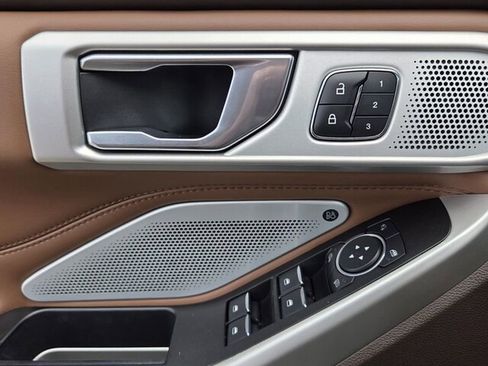 Used 2022 Ford Explorer King Ranch w/ Premium Technology Package image 17