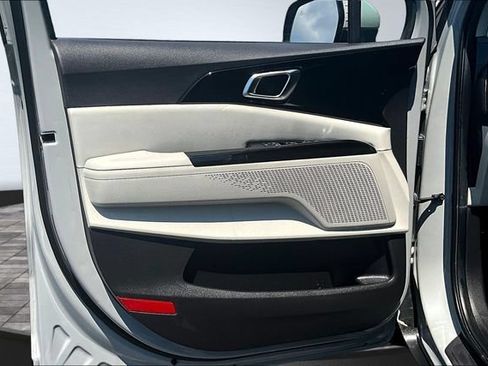 Used 2022 Kia Carnival EX FWD image 20
