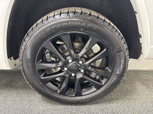 Used 2021 Jeep Grand Cherokee Laredo X image 9