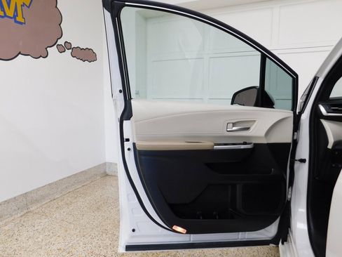 Used 2021 Toyota Sienna XLE image 23