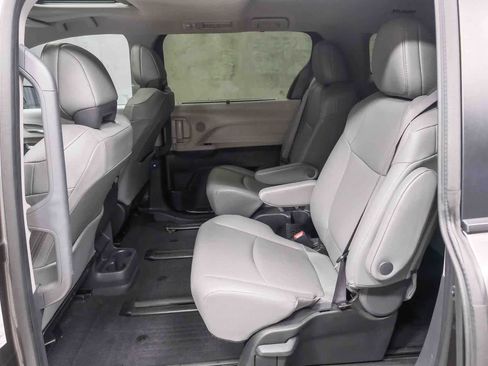 Used 2024 Toyota Sienna XLE w/ XLE Plus Package image 18