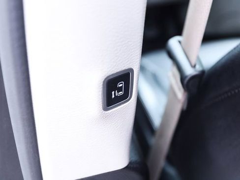 Used 2022 Chrysler Pacifica Touring-L w/ Uconnect Theater Family Group FWD image 56