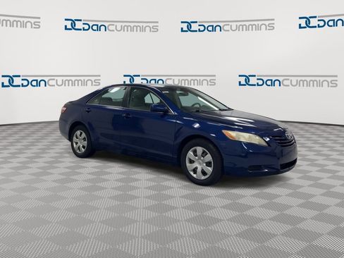 Used 2009 Toyota Camry LE FWD image 2
