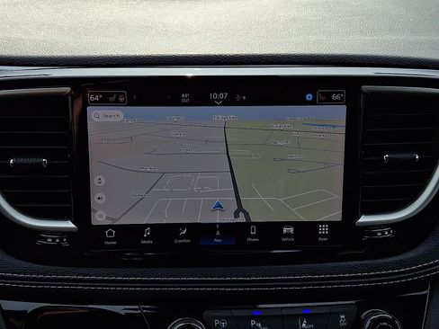 Used 2024 Chrysler Pacifica Limited FWD image 17