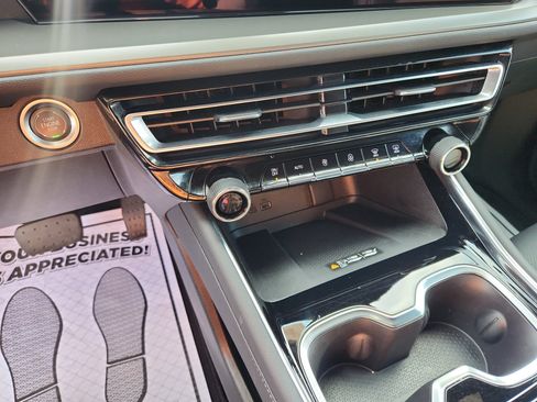 Used 2025 Chevrolet Traverse LT image 33