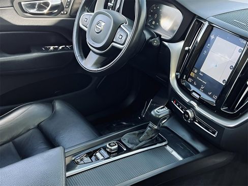 Used 2019 Volvo XC60 T5 Momentum w/ Multimedia Package image 3