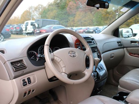 Used 2005 Toyota Sienna XLE image 15