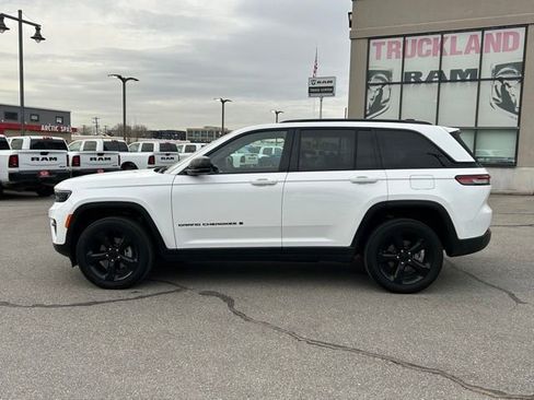 Used 2023 Jeep Grand Cherokee Altitude AWD/4WD image 3