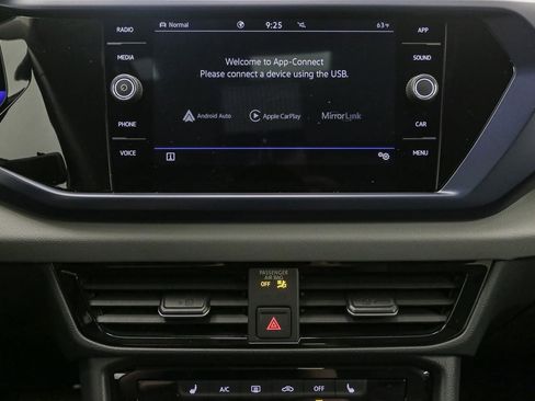 Certified 2023 Volkswagen Taos SE w/ Panoramic Sunroof Package AWD/4WD image 30