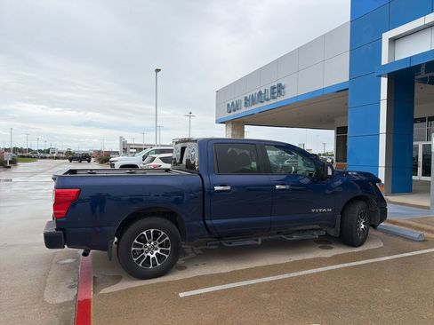 Used 2021 Nissan Titan SV w/ SV Convenience Package image 2