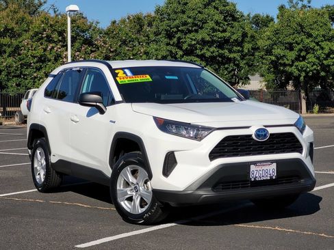 Used 2021 Toyota RAV4 LE AWD/4WD image 2