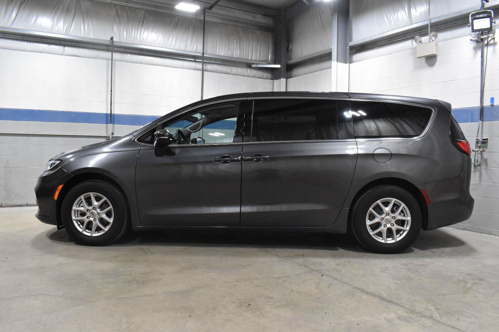 Used 2023 Chrysler Pacifica Touring-L FWD image 22