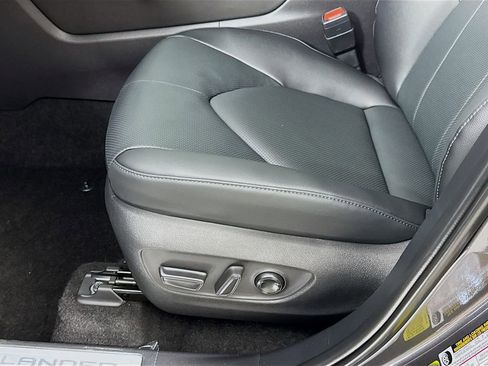 Used 2025 Toyota Highlander Limited image 26