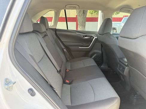 Used 2025 Toyota RAV4 XLE FWD image 31