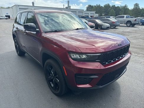 Used 2023 Jeep Grand Cherokee Altitude image 7