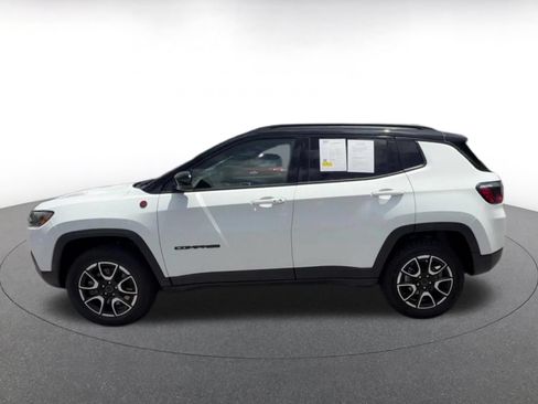 Used 2025 Jeep Compass Trailhawk AWD/4WD image 7
