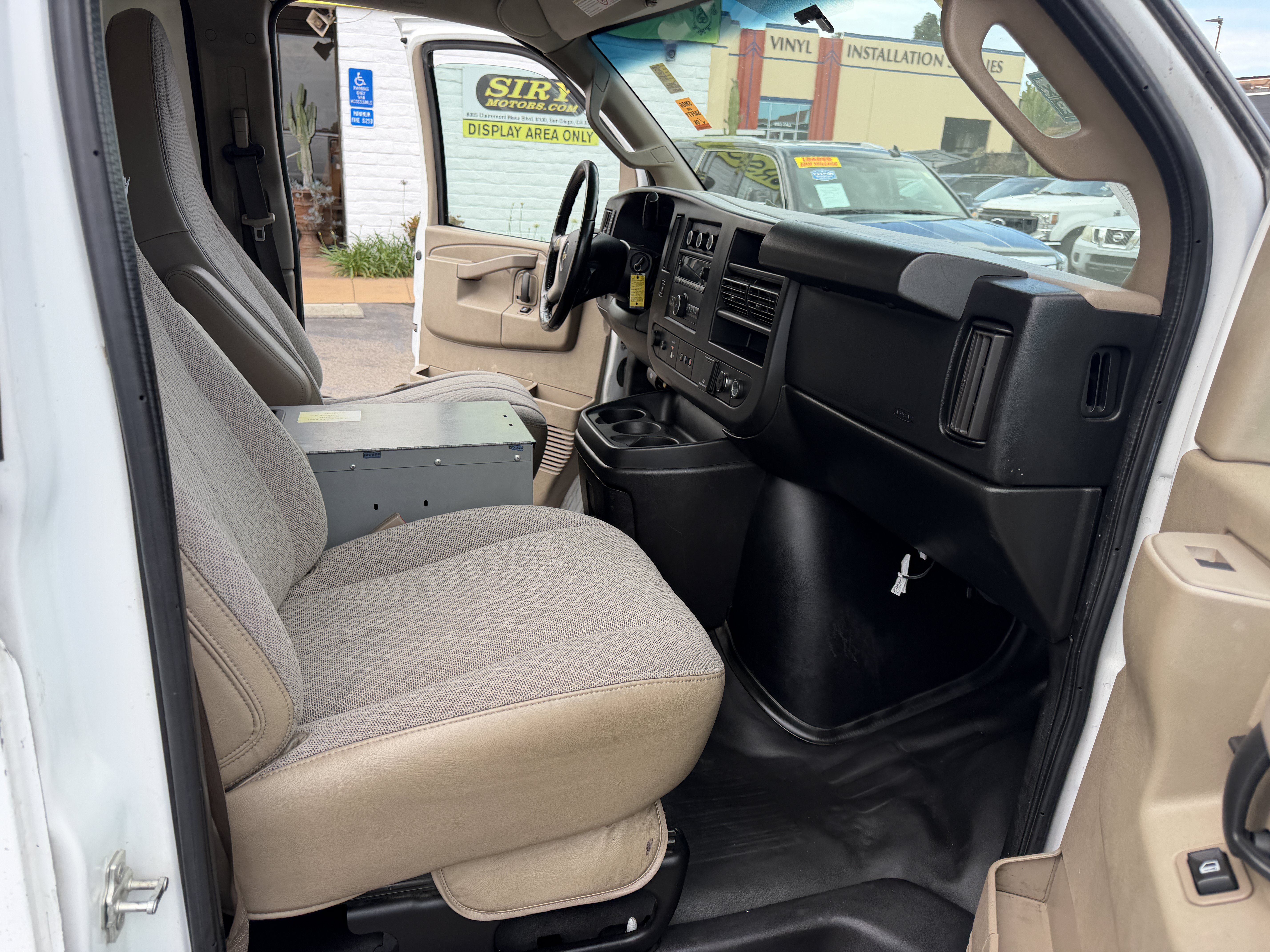 Used 2017 Chevrolet Express 3500 Extended RWD image 13