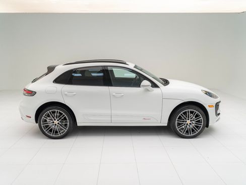 Certified 2026 Porsche Macan AWD/4WD image 8