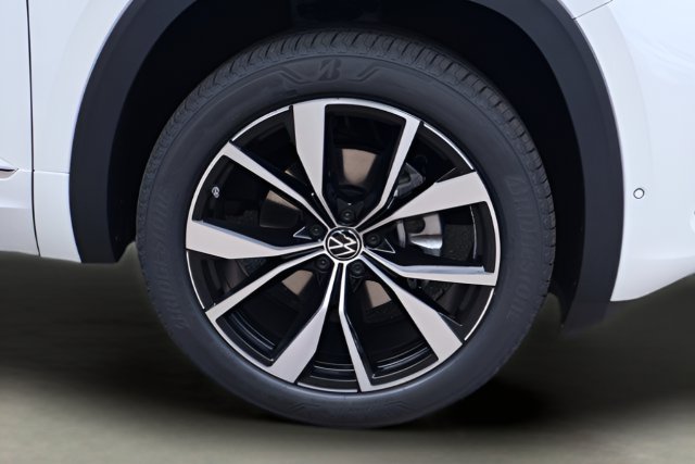 Certified 2026 Volkswagen Atlas SEL Premium R-Line AWD/4WD image 9