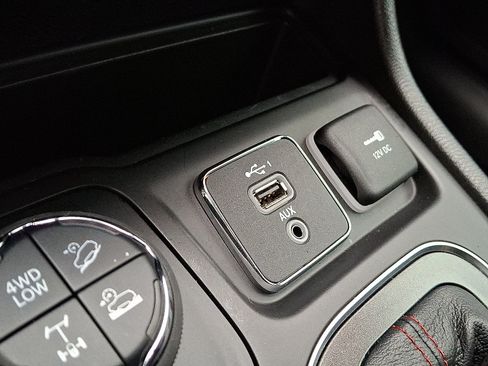 Used 2020 Jeep Cherokee Trailhawk w/ Cold Weather Group AWD/4WD image 24