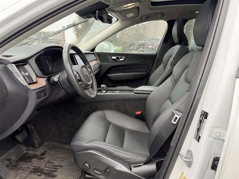 Used 2023 Volvo XC60 B5 Plus image 16