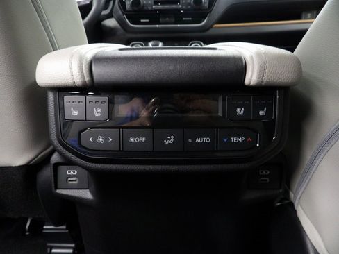 Used 2025 Toyota Grand Highlander AWD image 11