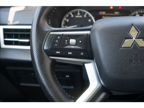 Used 2025 Mitsubishi Outlander AWD image 9