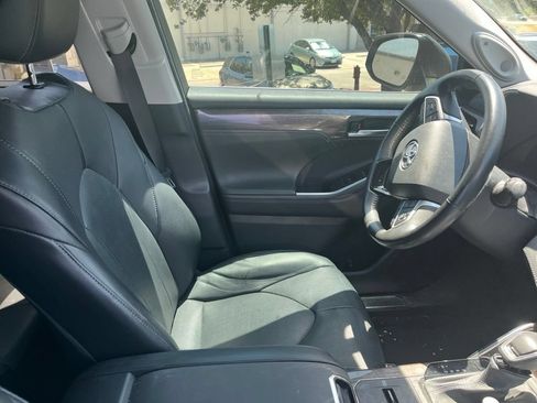 Used 2023 Toyota Highlander Limited FWD image 4