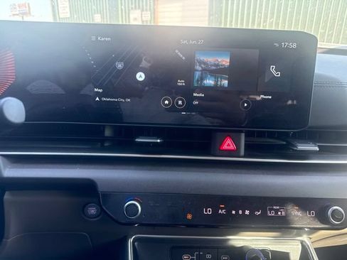 Used 2025 Kia Carnival EX FWD image 13