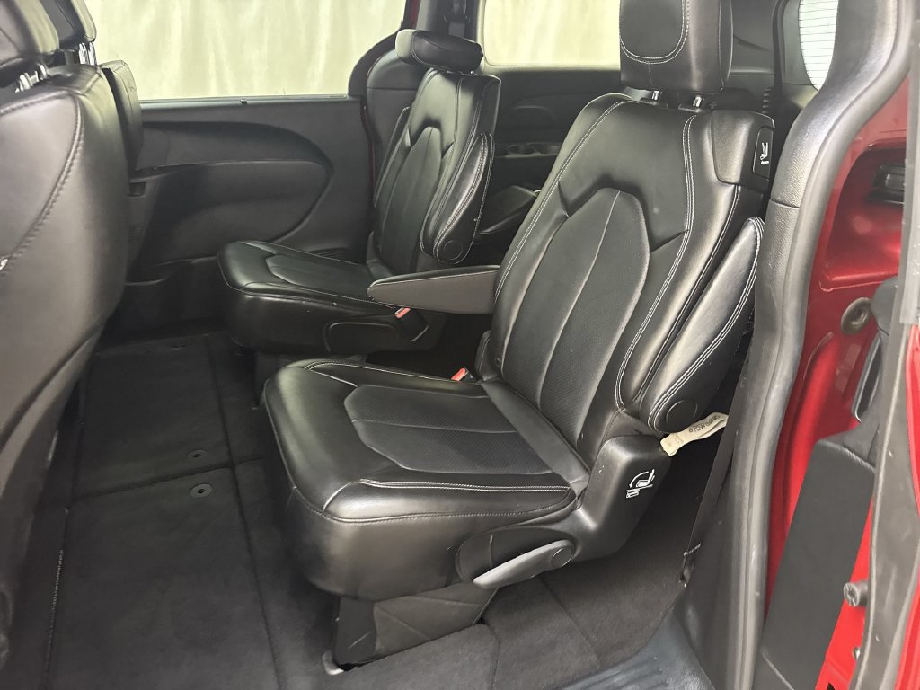 Used 2025 Chrysler Pacifica Select FWD image 12