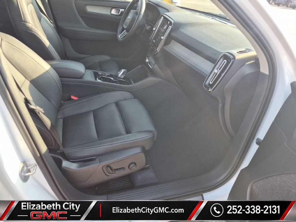 Used 2024 Volvo XC40 B5 Plus AWD/4WD image 7
