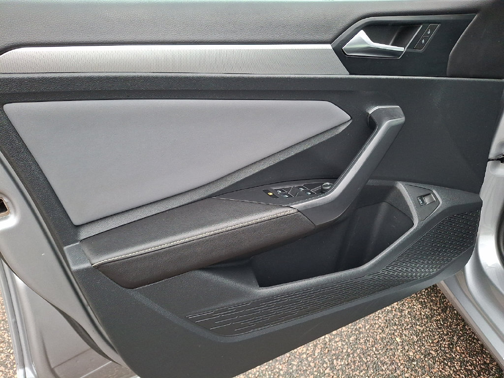 Used 2025 Volkswagen Jetta SE FWD image 14