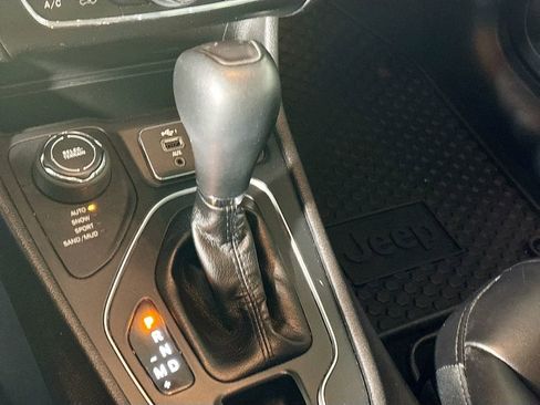 Used 2019 Jeep Cherokee Latitude Plus w/ Cold Weather Group image 17