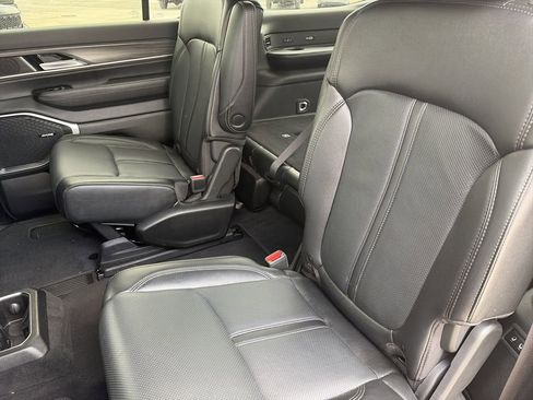 Used 2024 Jeep Wagoneer Series III AWD/4WD image 31