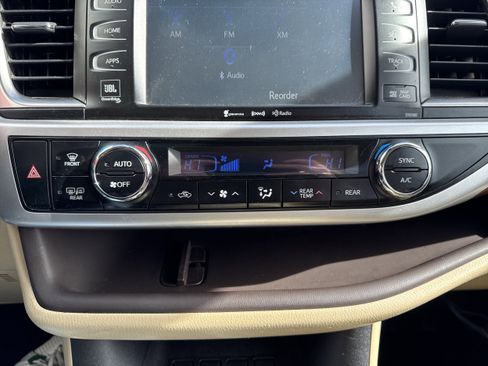 Used 2017 Toyota Highlander Limited Platinum AWD/4WD image 23