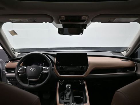 Certified 2024 Toyota Grand Highlander AWD image 28