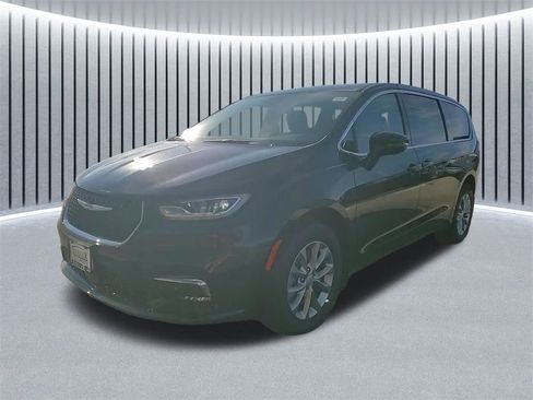 New 2026 Chrysler Pacifica Select image 6