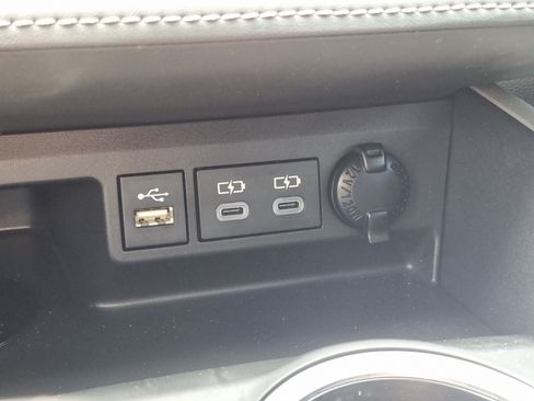 Used 2023 Toyota Highlander XLE FWD image 32