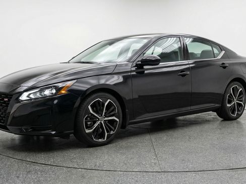 Used 2025 Nissan Altima 2.5 SR image 3