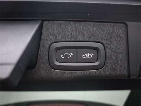 Used 2022 Volvo XC60 B5 Inscription w/ Protection Package Premier image 32