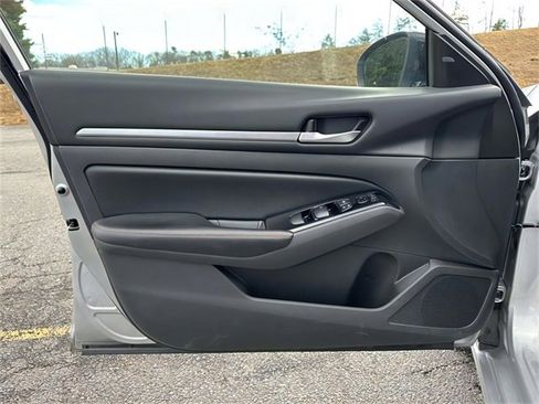 Used 2024 Nissan Altima 2.5 SR image 18