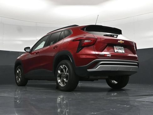 Used 2025 Chevrolet Trax LT w/ LT Convenience Package FWD image 56