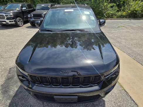 Used 2024 Jeep Grand Cherokee Limited w/ Black Appearance Package AWD/4WD image 13