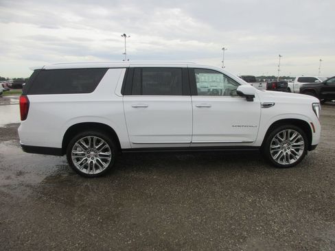 New 2026 GMC Yukon XL Denali w/ Denali Reserve Package AWD/4WD image 3